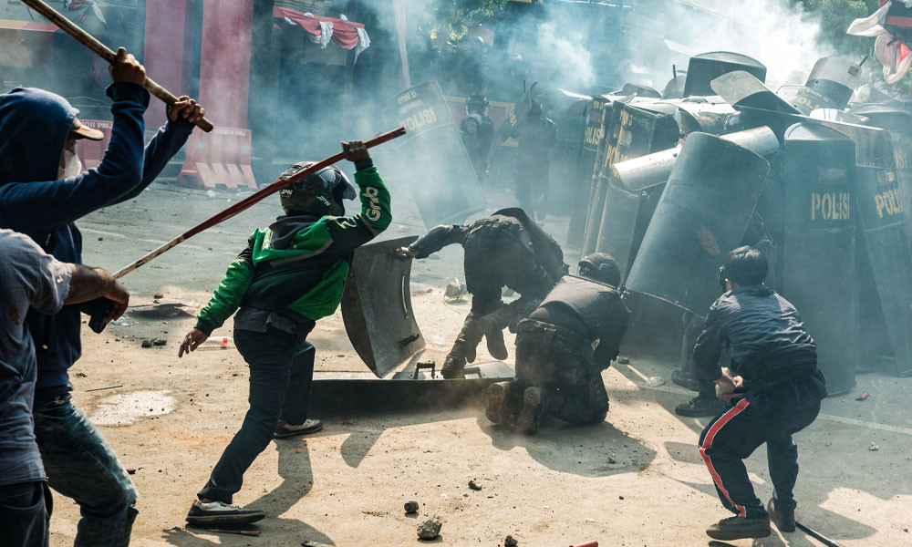 কেন উত্তাল ইন্দোনেশিয়া, কী চায় বিক্ষোভকারীরা?