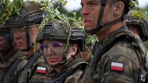 রাশিয়ান হামলা ঠেকাতে সামরিক প্রশিক্ষণ নিচ্ছেন পোল্যান্ডের হাজারো সাধারণ মানুষ