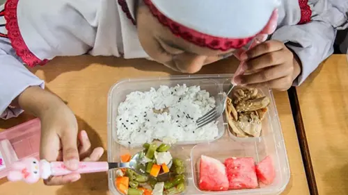 ইন্দোনেশিয়ায় স্কুলের খাবার খেয়ে অসুস্থ ১ হাজার শিক্ষার্থী