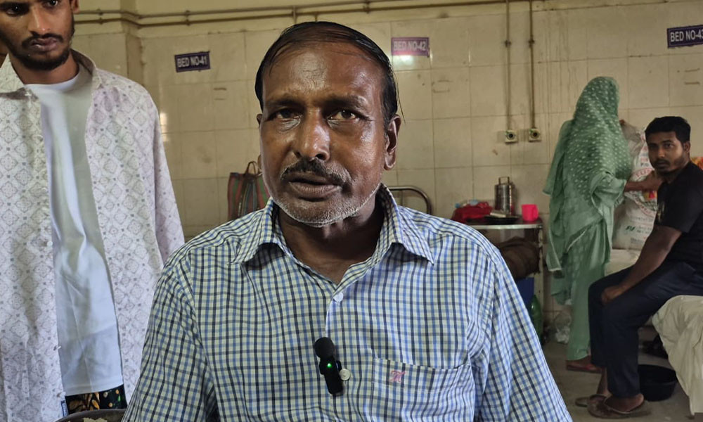 সাপে কাটার পর সাপ নিয়ে হাসপাতালে রোগী