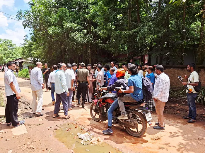 থমথমে চট্টগ্রাম বিশ্ববিদ্যালয় দোকানপাট বন্ধ, পুরুষ শূন্য গ্রাম