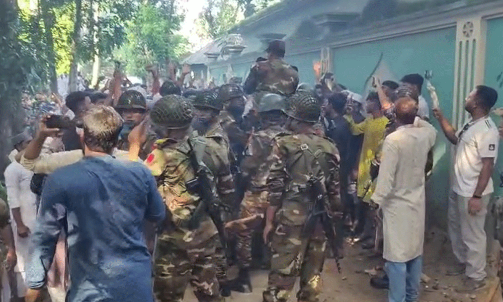 কবর থেকে মরদেহ তুলে আগুন