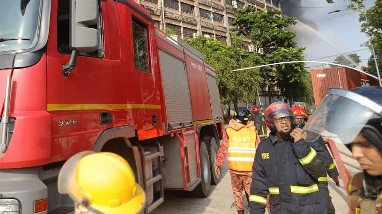 চট্টগ্রাম ইপিজেডে কারখানায় ভয়াবহ আগুন, নিয়ন্ত্রণে ১৬ ইউনিট