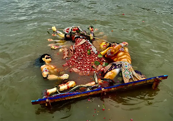 প্রতিমা বিসর্জনের মধ্য দিয়ে শেষ হলো শারদীয় দুর্গাপূজা