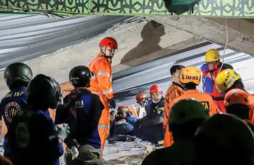 ইন্দোনেশিয়ায় স্কুল ধসে মৃতের সংখ্যা বেড়ে ৩৭