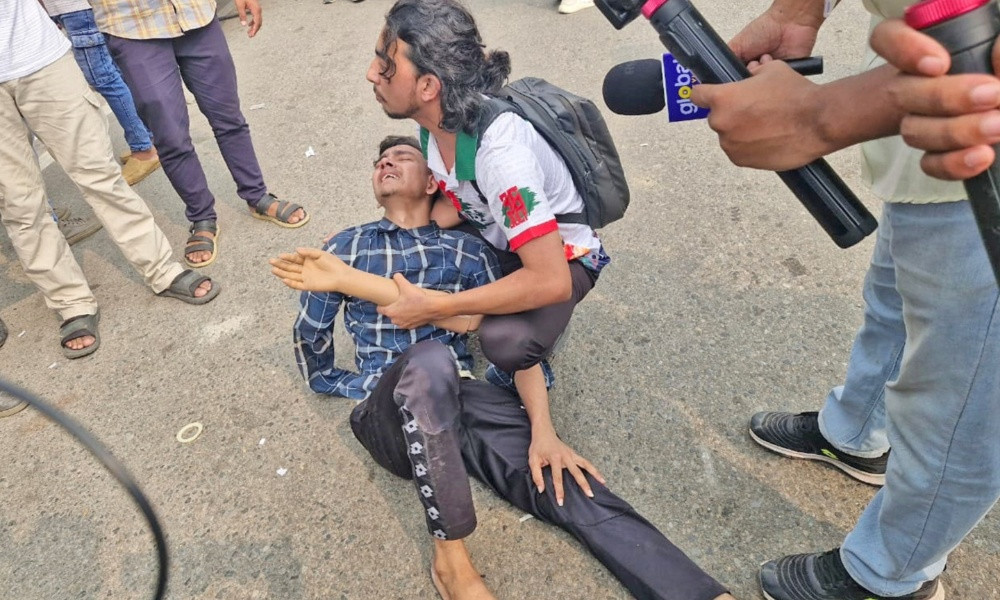 পুলিশের লাঠিচার্জে আহত ১০ জুলাইযোদ্ধা ঢামেকে