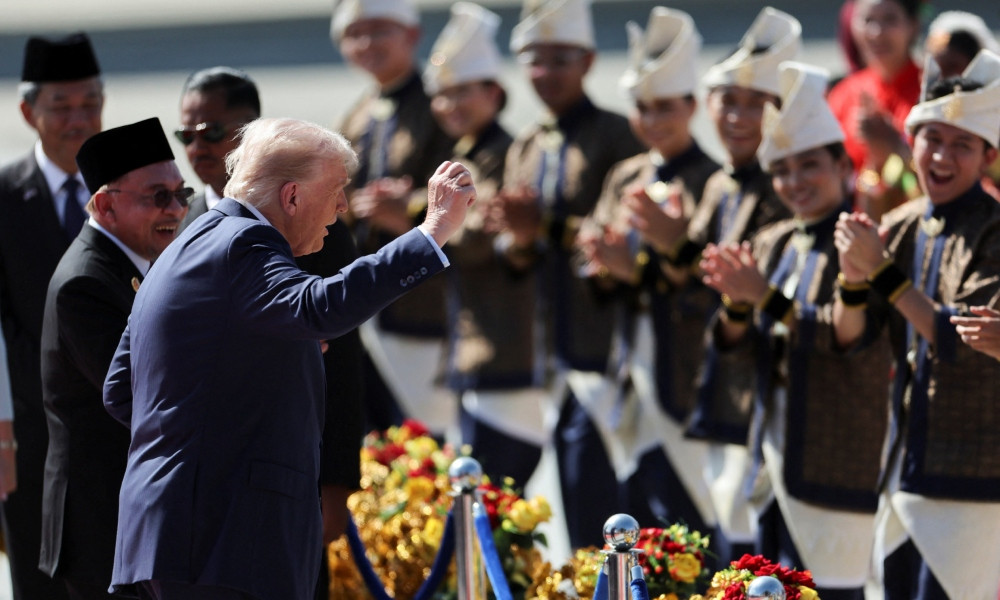 মালয়েশিয়ায় নেমেই নাচলেন ট্রাম্প