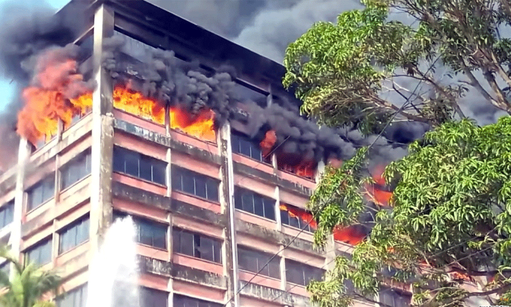 চট্টগ্রাম ইপিজেডে ৬ ঘণ্টা ধরে জ্বলছে কারখানা, কাজ করছে ২৩ ইউনিট