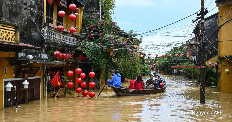 মধ্য ভিয়েতনামে বন্যায় ১৩ জনের মৃত্যু