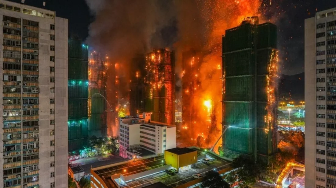 হংকংয়ে বহুতল আবাসিক ভবনে ভয়াবহ আগুন, নিহত বেড়ে ১৩
