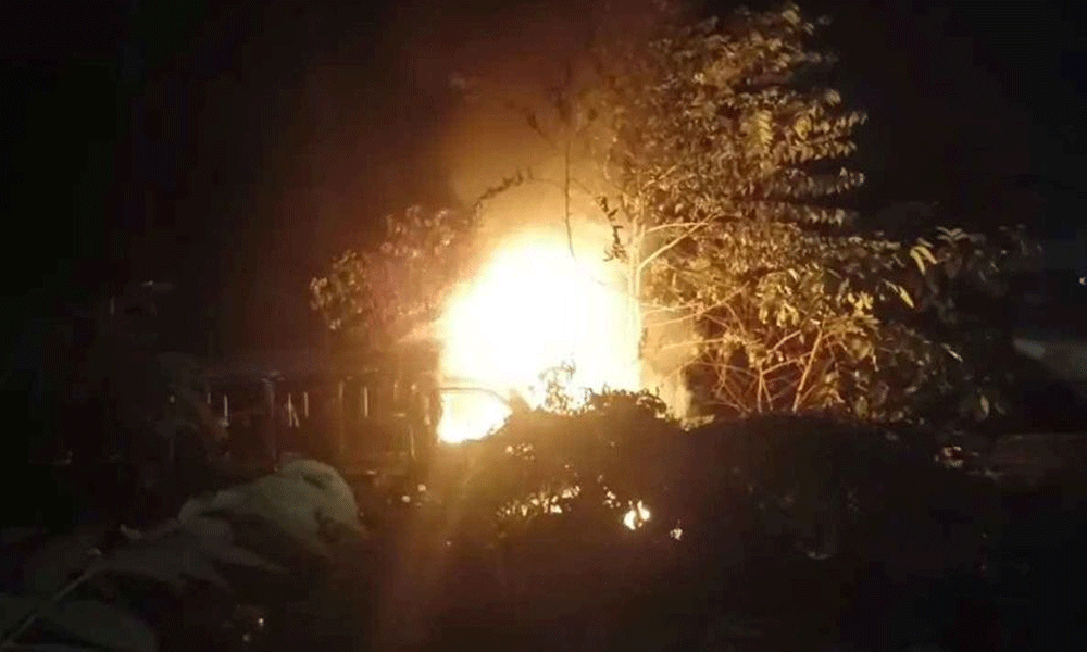 দক্ষিণ কেরানীগঞ্জ থানায় গাড়িতে আগুন