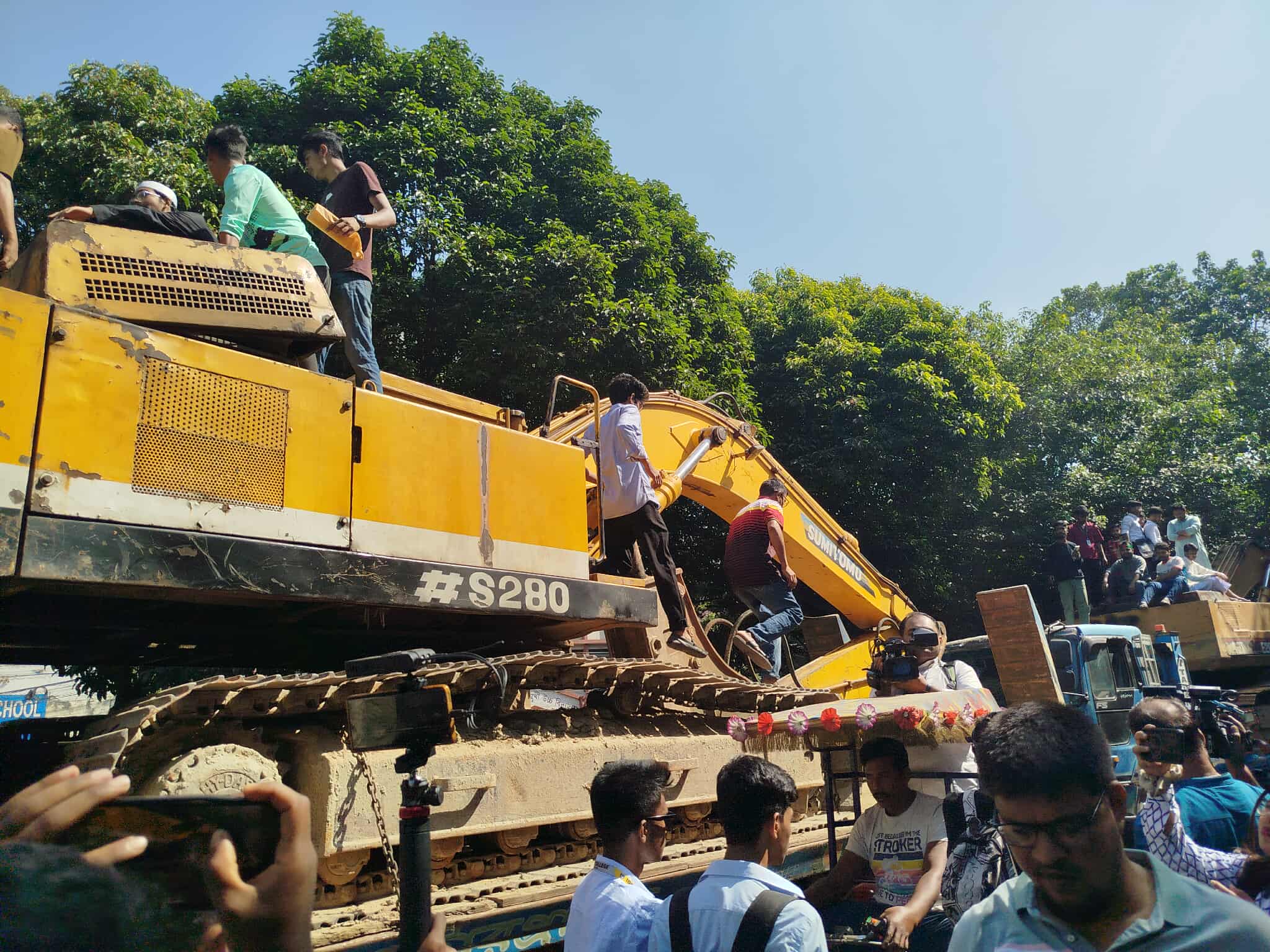 ধানমন্ডি ৩২-এ এক্সকাভেটর ঢোকানোর চেষ্টা, আইনশৃঙ্খলা রক্ষাকারী বাহিনীর লাঠিপেটা, সাউন্ডগ্রেনেড নিক্ষেপ