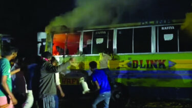 ধামরাইয়ে থেমে থাকা বাসে আগুন দিল দুর্বৃত্তরা