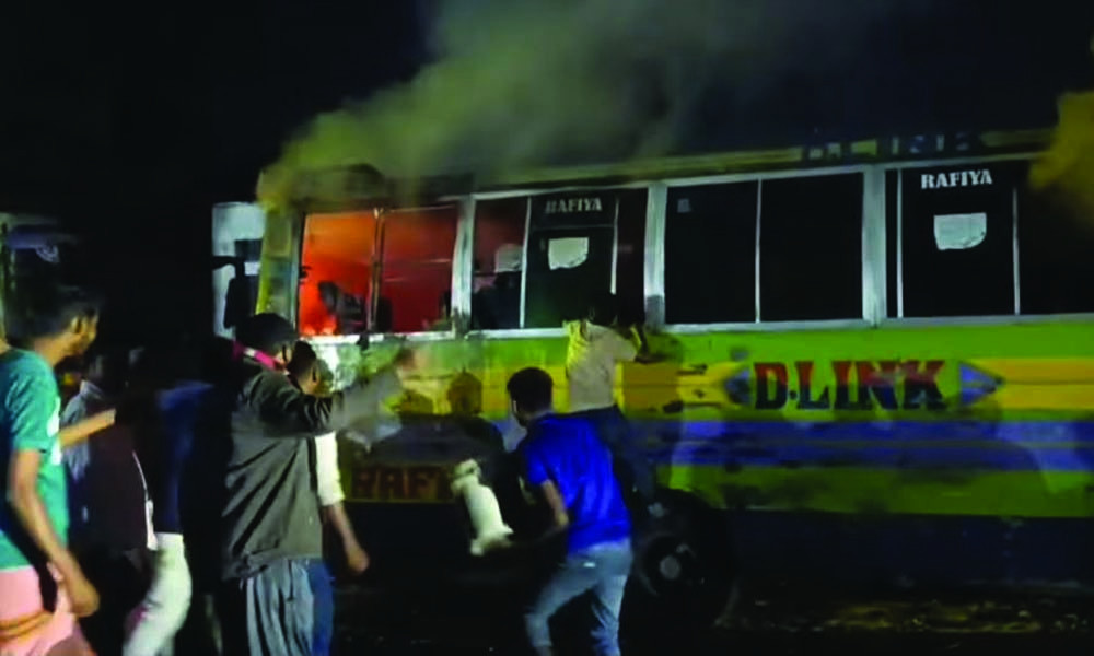 ধামরাইয়ে থেমে থাকা বাসে আগুন দিল দুর্বৃত্তরা