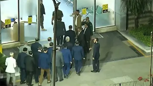 এভারকেয়ার হাসপাতালে মায়ের পাশে তারেক রহমান