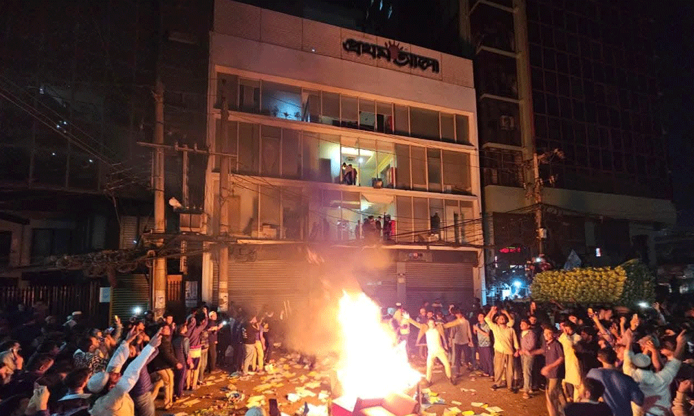 কাওরান বাজারে প্রথম আলো-ডেইলি স্টার কার্যালয়ে হামলা, ভাঙচুর, আগুন