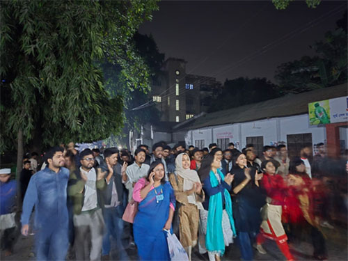 হাদি হত্যার প্রতিবাদে ঢাবিতে বিক্ষোভ, শাহবাগে অবরোধ