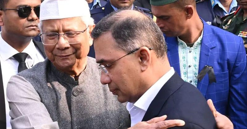 তারেক রহমানকে বুকে জড়িয়ে ধরে সান্ত্বনা দিলেন প্রধান উপদেষ্টা