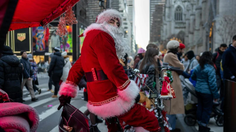 দেশে দেশে বড়দিন উদযাপনের নানা মুহূর্ত দেখুন ছবিতে