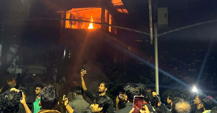 ধানমন্ডি ৩২ নম্বরে বিক্ষুব্ধ জনতার আগুন ও ভাঙচুর