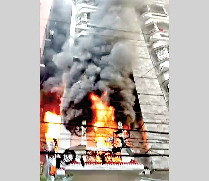 উত্তরায় আবাসিক ভবনে আগুনে দুই পরিবারের ৬ জনের মৃত্যু