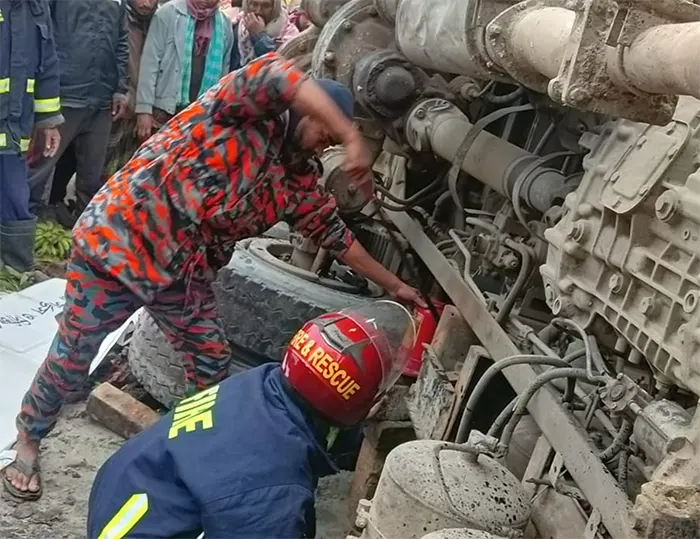 বালুবাহী ট্রাক উল্টে নিহত ৫