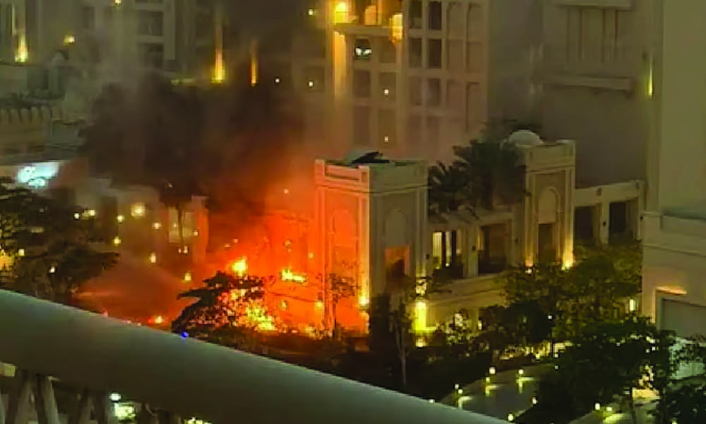 ইরানের হামলায় দুবাইয়ের অভিজাত হোটেলে আগুন, আহত ৪
