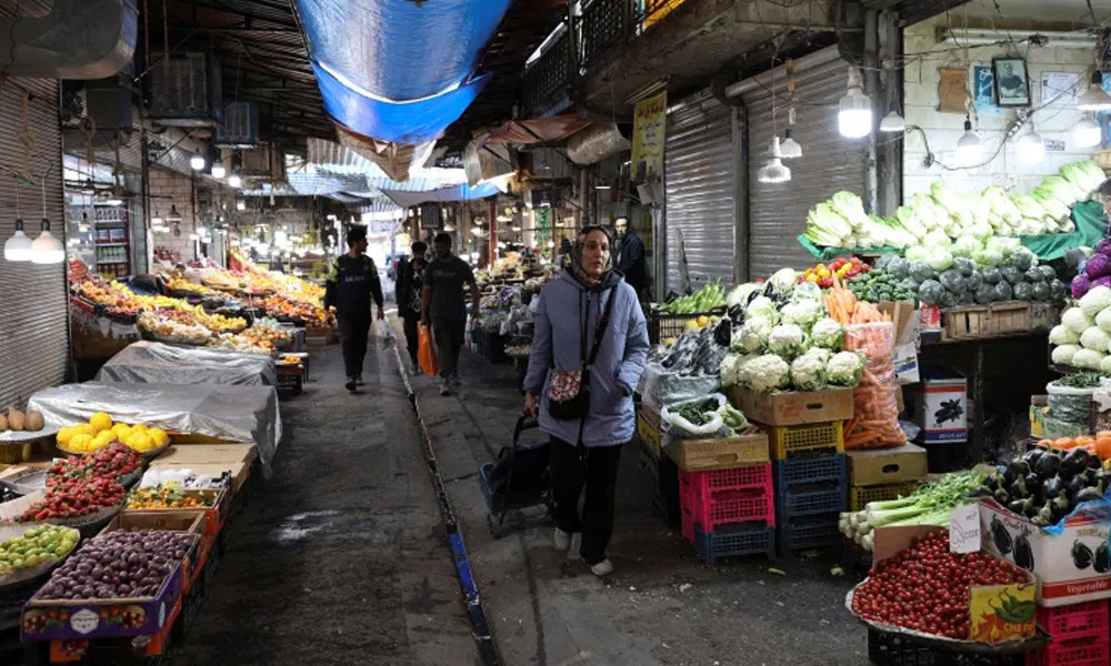 সংঘাতের মধ্যে যেভাবে দিন কাটছে ইরানিদের