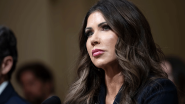 মার্কিন হোমল্যান্ড সিকিউরিটি মন্ত্রীকে সরিয়ে দিলেন ট্রাম্প