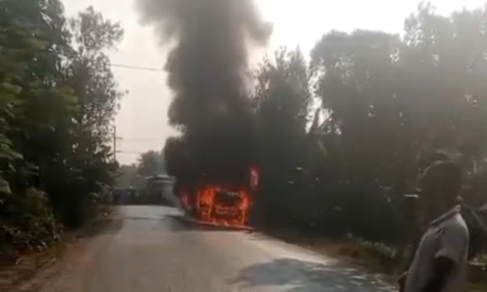 যশোরে চলন্ত বাসে ভয়াবহ আগুন, অল্পের জন্য রক্ষা পেলেন যাত্রীরা