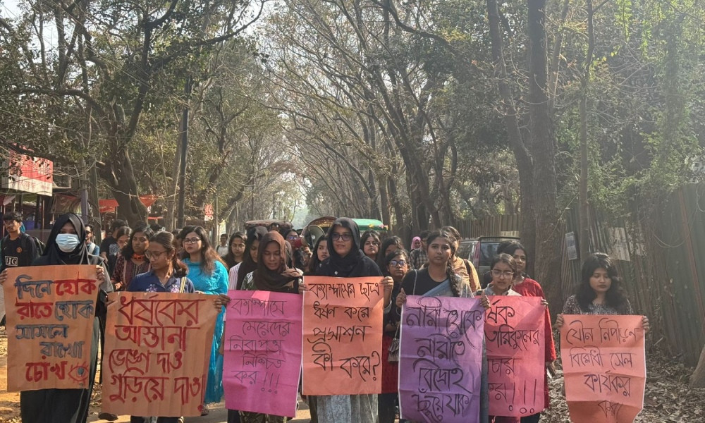 জাবিতে ধর্ষণের বিচার দাবিতে ছাত্রীদের বিক্ষোভ মিছিল