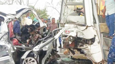 বাগেরহাটে বাস-মাইক্রোবাস সংঘর্ষ, নিহত ১২