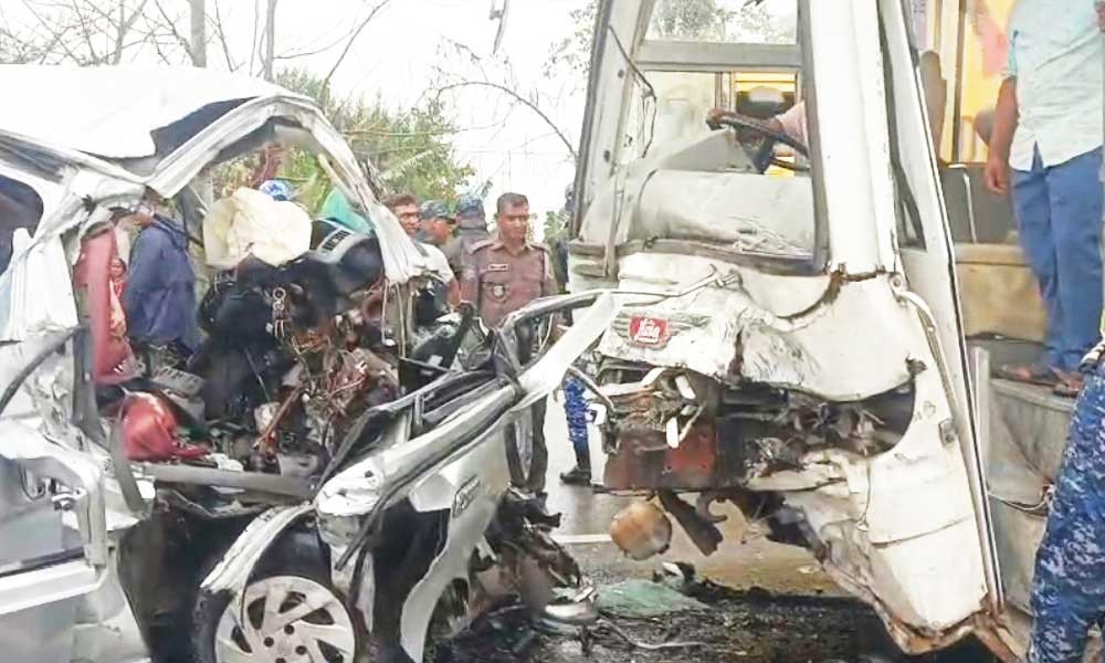 বাগেরহাটে বাস-মাইক্রোবাস সংঘর্ষ, নিহত ১২