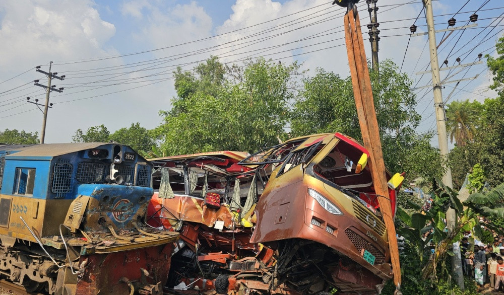 কুমিল্লায় বাস-ট্রেন সংঘর্ষ : হঠাৎ বিকট শব্দ শুনে নিচে এসে দেখি ‘লাশ আর লাশ’