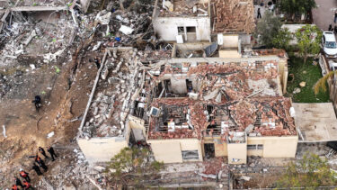 ইসরায়েলে ৪ শতাধিক ক্ষেপণাস্ত্র হামলা ইরানের