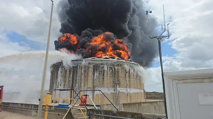 ইরানের ক্ষেপণাস্ত্র হামলায় জ্বলছে ইসরাইলের গুরুত্বপূর্ণ তেল শোধনাগার