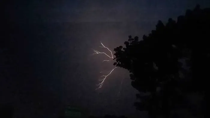 সারা দেশে বজ্রপাতে ১২ জনের মৃত্যু