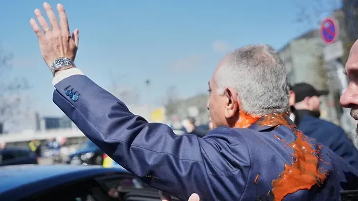 পাহলভিকে লক্ষ্য করে ‘টমেটোর জুস’ নিক্ষেপ, আটক