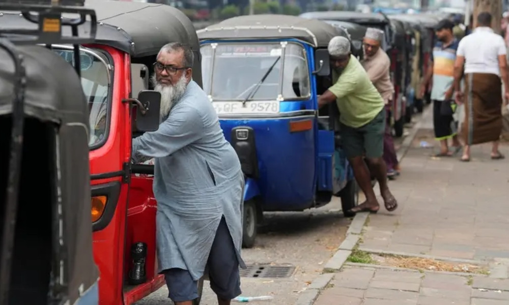 অর্থনৈতিক ধস ঠেকাতে হিমশিম খাচ্ছে শ্রীলঙ্কা
