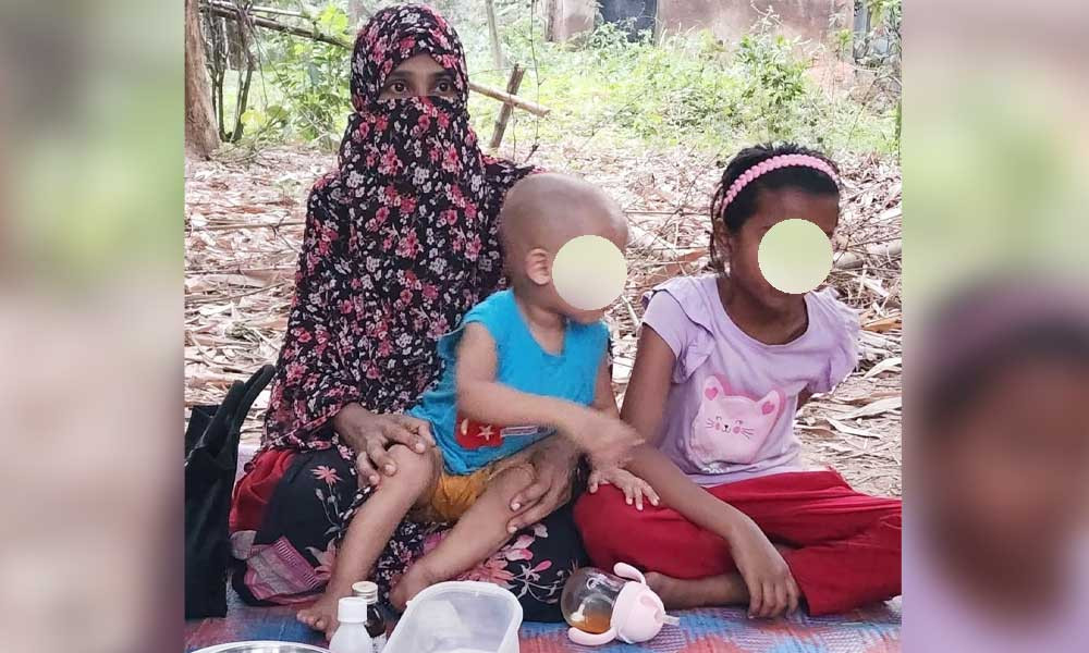 শ্বশুড়বাড়িতে ঠাঁই না পেয়ে দুই সন্তান নিয়ে স্বামীর কবরের পাশে আশ্রয় নিলেন স্ত্রী