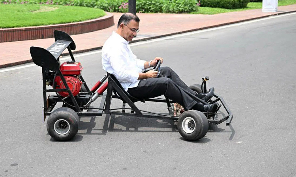 কলেজছাত্রের বানানো রেসিং কার চালালেন তারেক রহমান