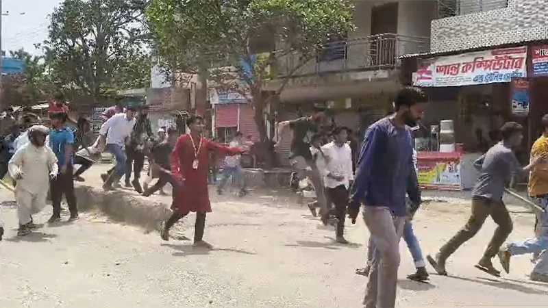 ঈশ্বরদীতে ছাত্রদল-শিবির সংঘর্ষ, ককটেল বিস্ফোরণ-ছাত্রদল কার্যালয় ভাঙচুর