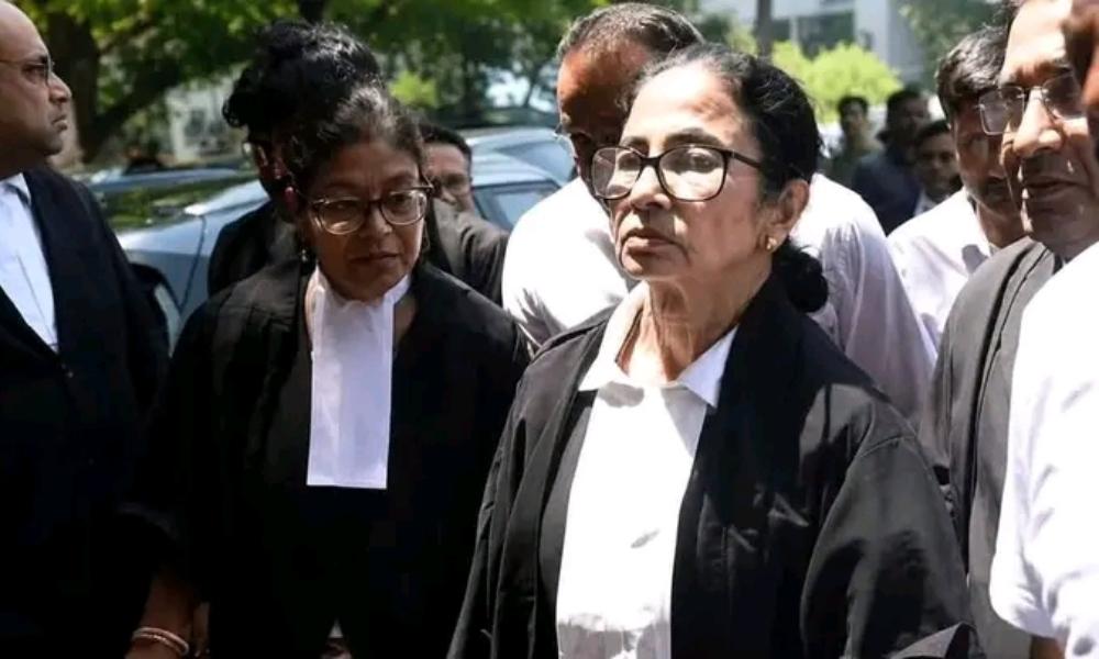 আইনজীবীর বেশে আদালতে মমতা!
