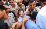 মোদির বাসভবনের সামনে থেকে সরিয়ে দেয়া হলো রাহুল-প্রিয়াঙ্কাকে