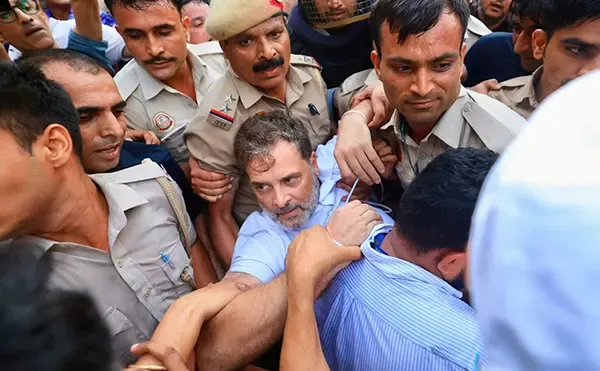 মোদির বাসভবনের সামনে থেকে সরিয়ে দেয়া হলো রাহুল-প্রিয়াঙ্কাকে