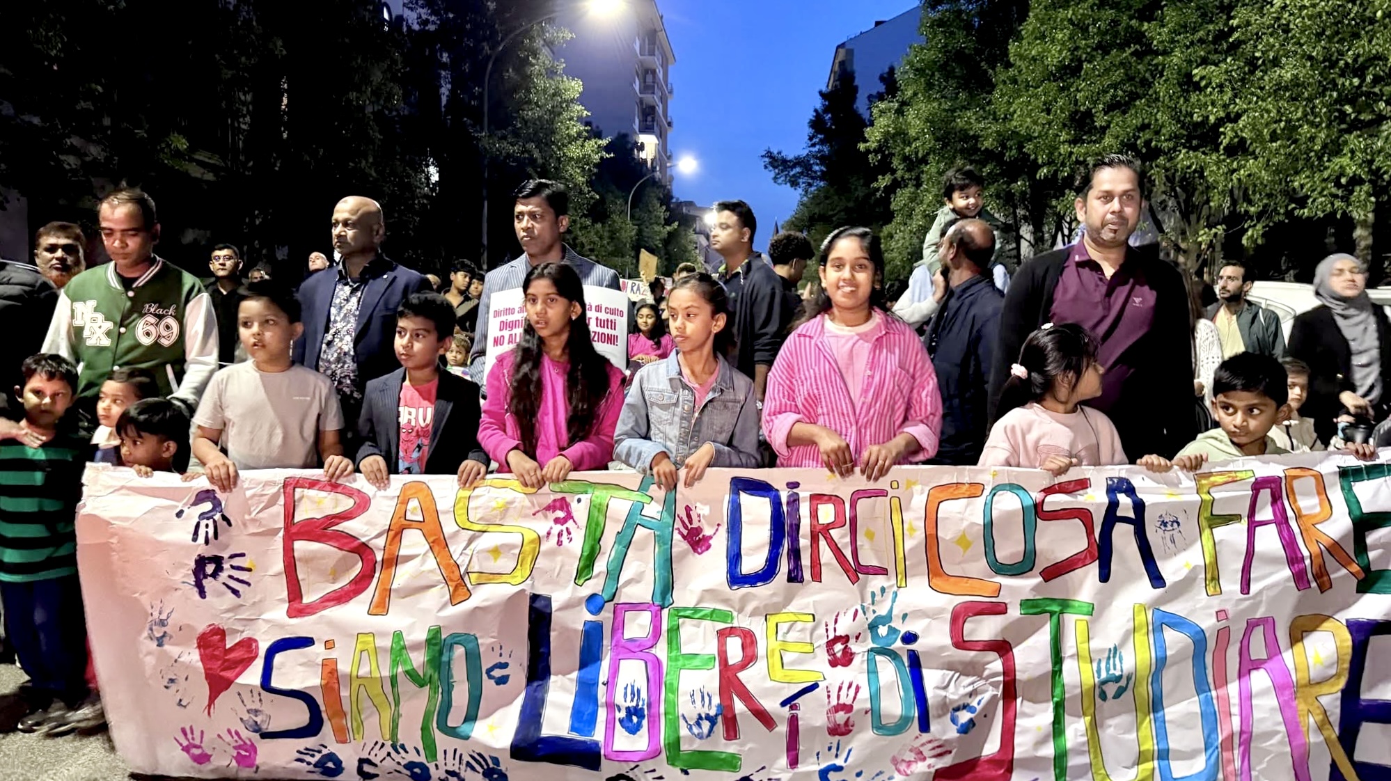 ইতালিতে মেলোনি সরকারের শিক্ষানীতি ও বর্ণবাদের বিরুদ্ধে রোমের তরপিনাত্তারায় বিক্ষোভ: প্রবাসীদের তীব্র ক্ষোভ ও অধিকার রক্ষার দাবি